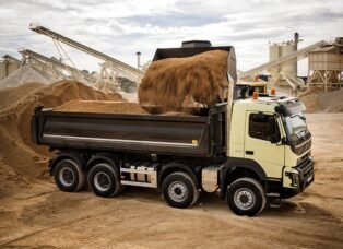 CAMINHÃO BASCULANTE