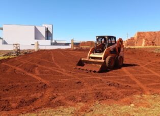 MINI PÁ CARREGADEIRA